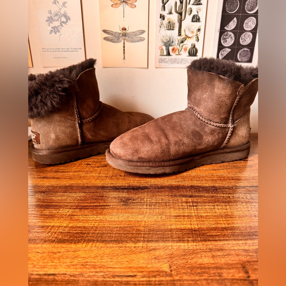 Ugg Mini Bailey Button Brown Size 6 - image 5